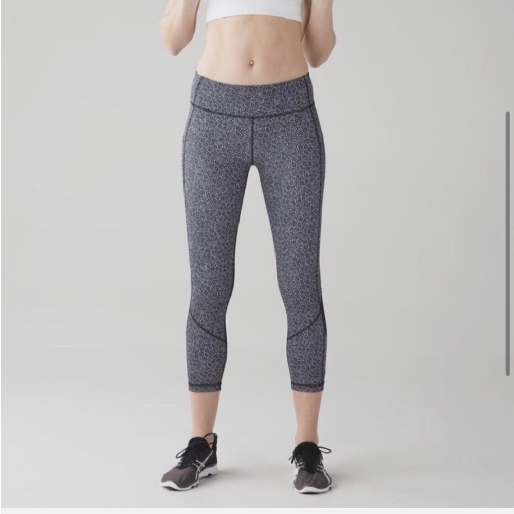 Lululemon Women’s Pace Rival Crop 21” Freckles Flowers Black White